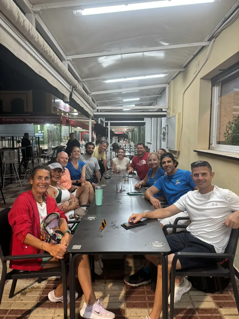 Socios del club cenando juntos tras una jornada de pickleball