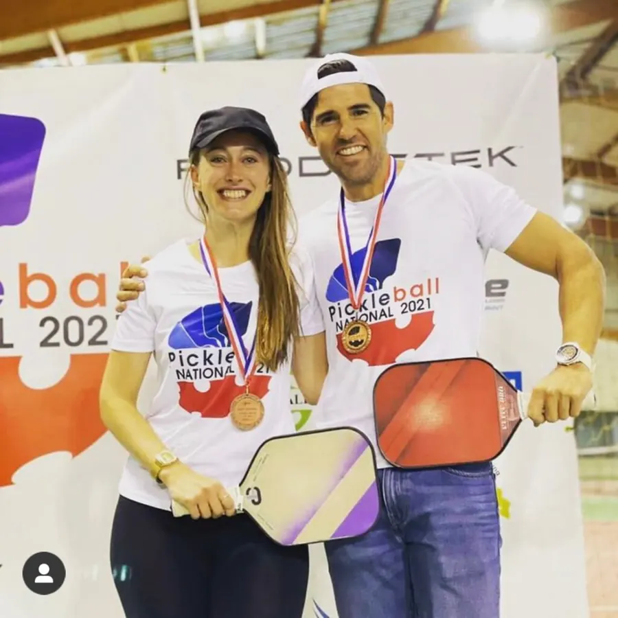 Belén Alonso y Javier Muñoz con sus medallas y palas en un torneo nacional de pickleball