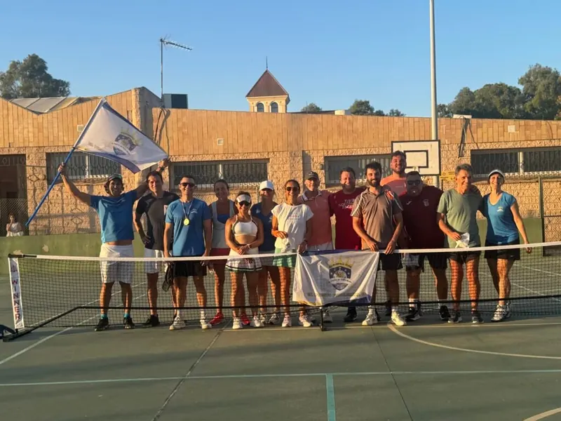 Jugadores del club posando con la bandera en la pista de El Tomillar