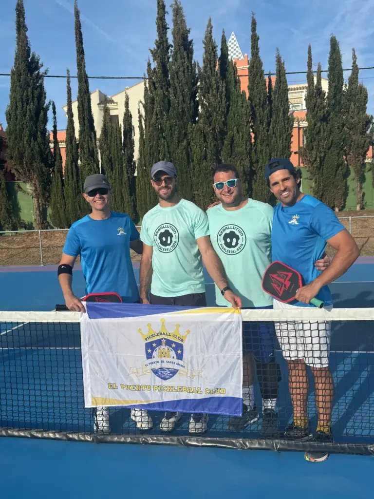 Cuatro jugadores del club con la bandera de El Puerto Pickleball