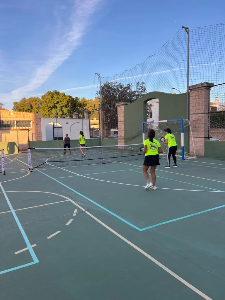 Partido de dobles en las pistas al aire libre