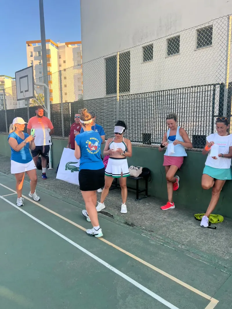 Grupo de jugadores adultos en la pista de pickleball