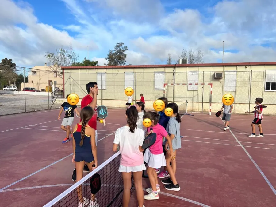 Alumnos jugando al pickleball en la pista del colegio